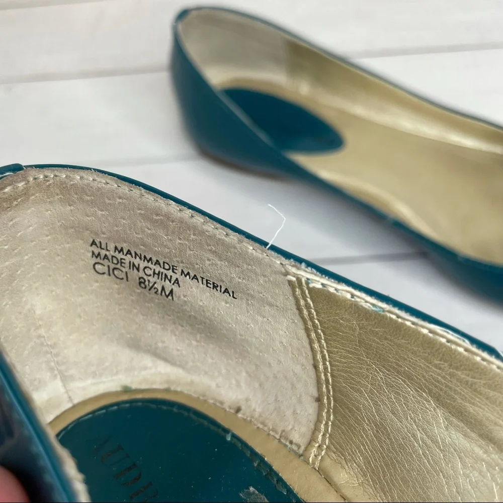 Pointed toe shiny green flats - Picture 2 of 5